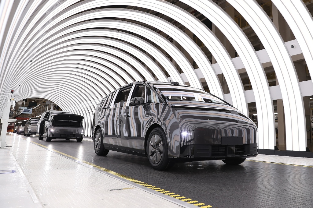 理想汽车三年盈利神话被打破，李想反思为何变成“越来越差的自己”