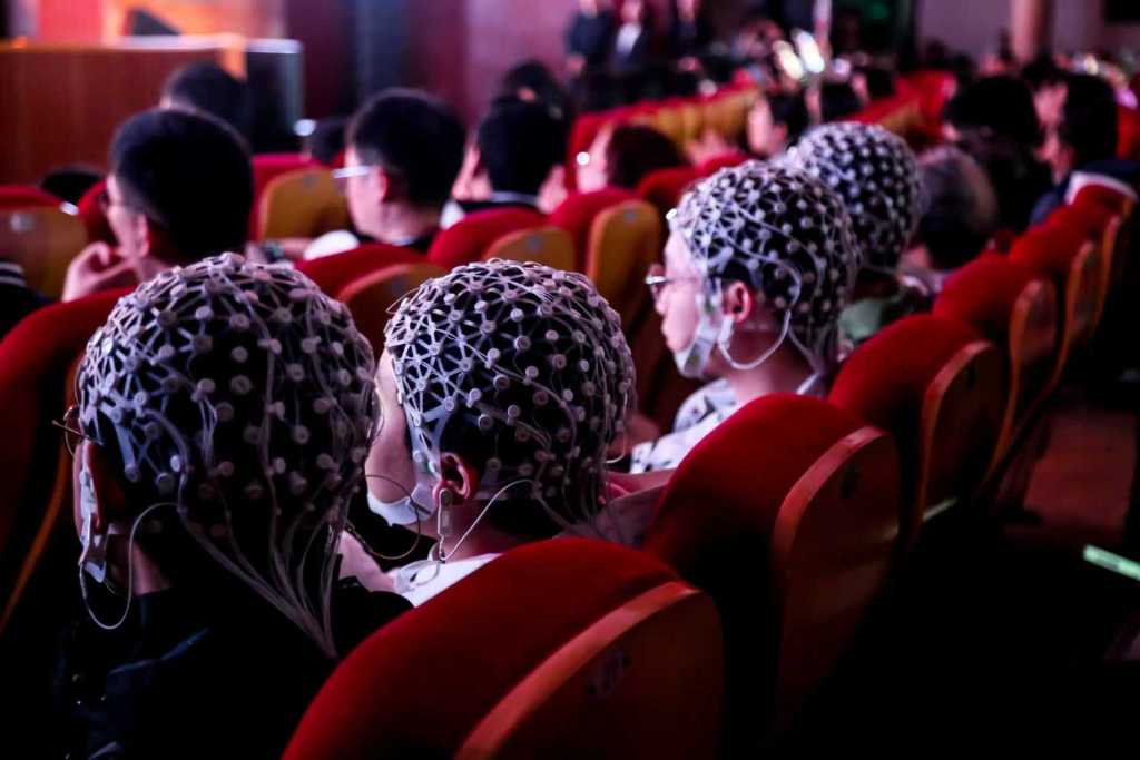 追问｜从音乐“读心”到偏瘫康复：脑机接口的“科幻泡沫”与现实应用边界